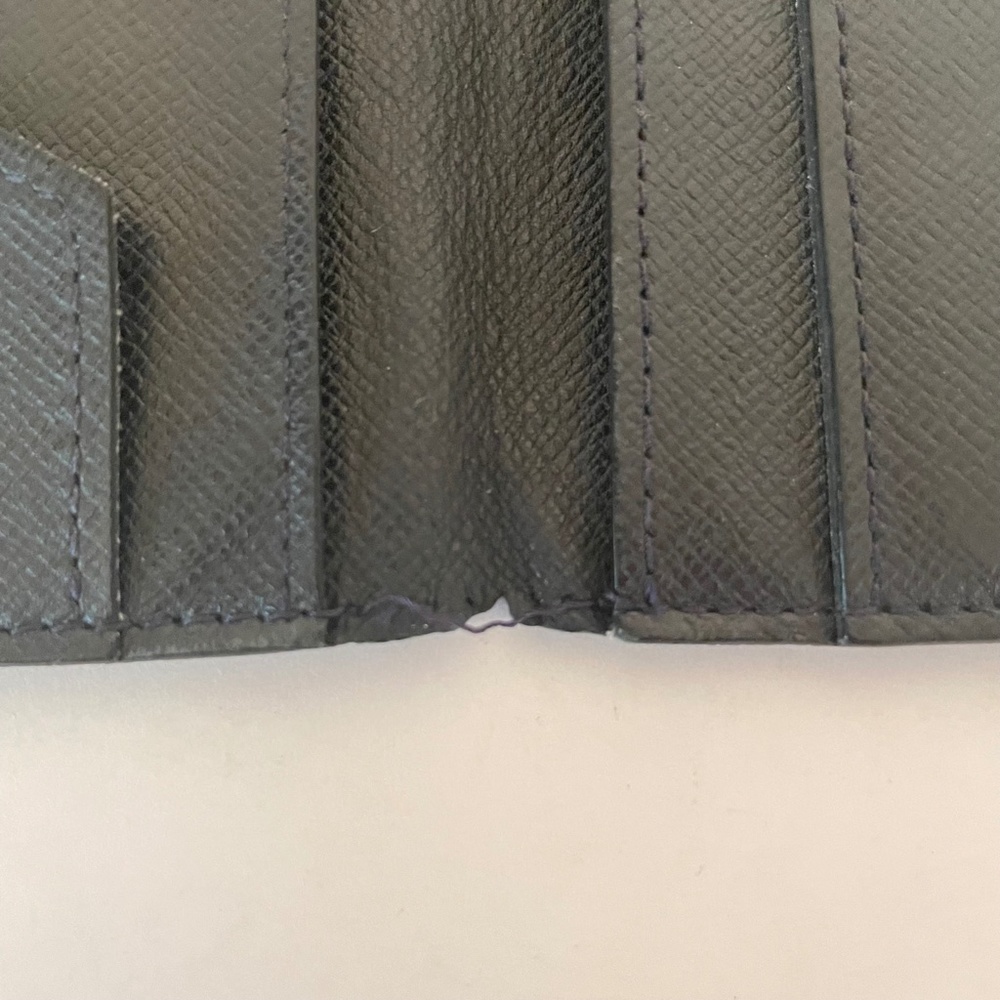 Louis Vuitton Taiga Leather Bifold Wallet/Passport Holder Unisex - Picture 10 of 15